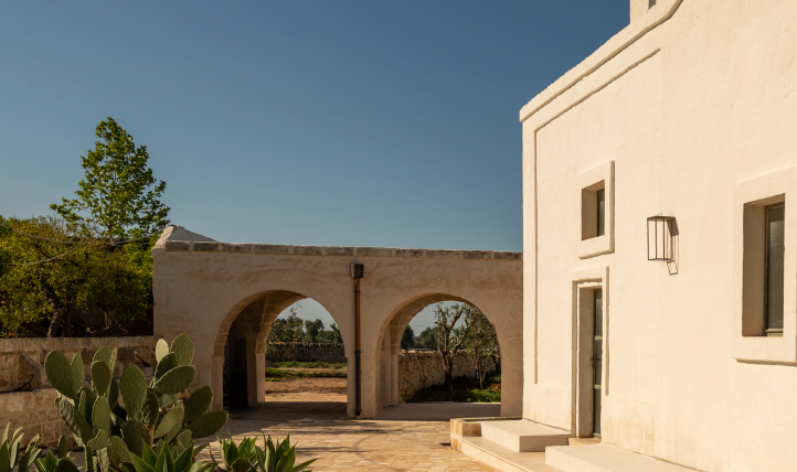 Cortile della masseria con archi in pietra e fichi d'India