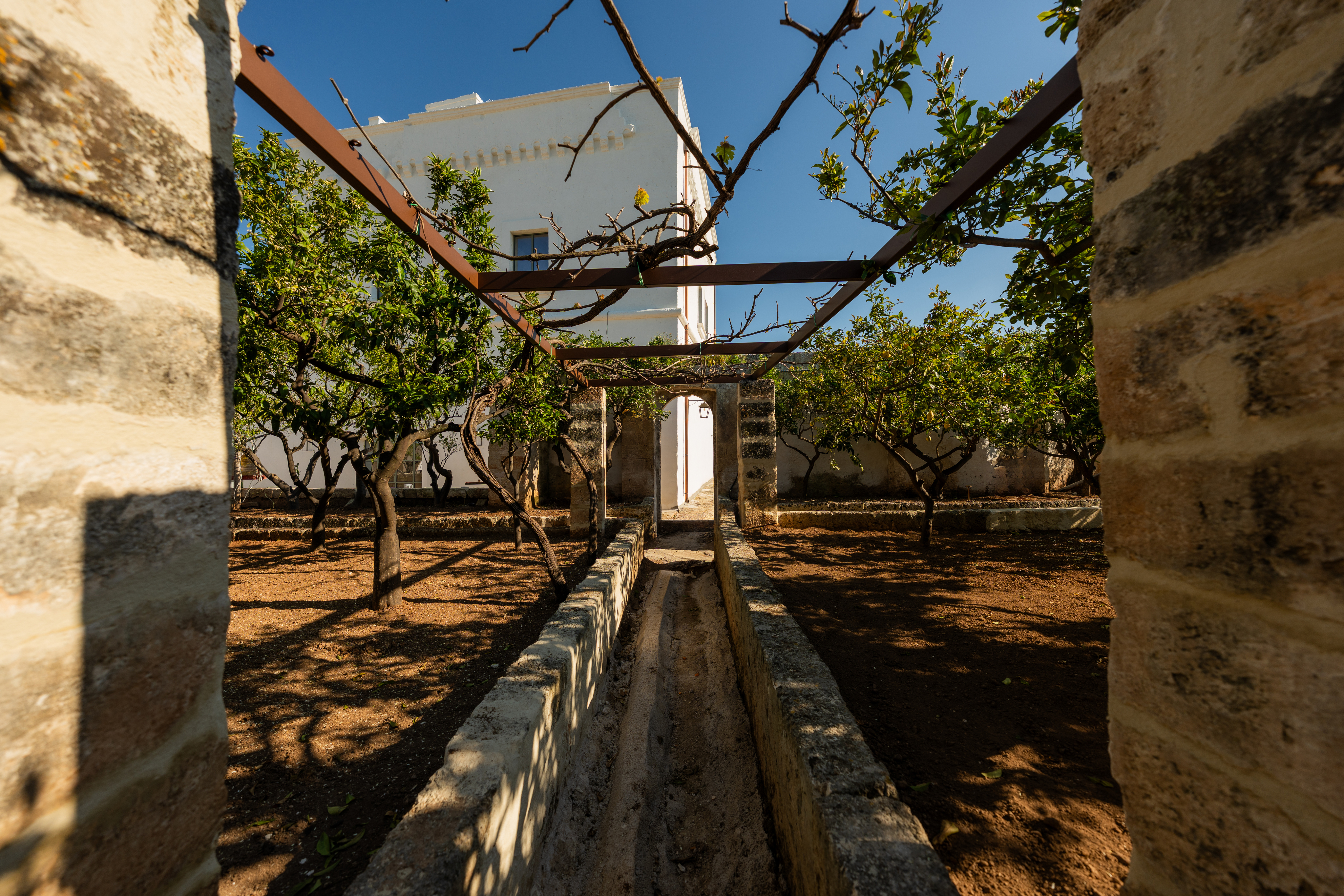 Giardino e canale in pietra della masseria