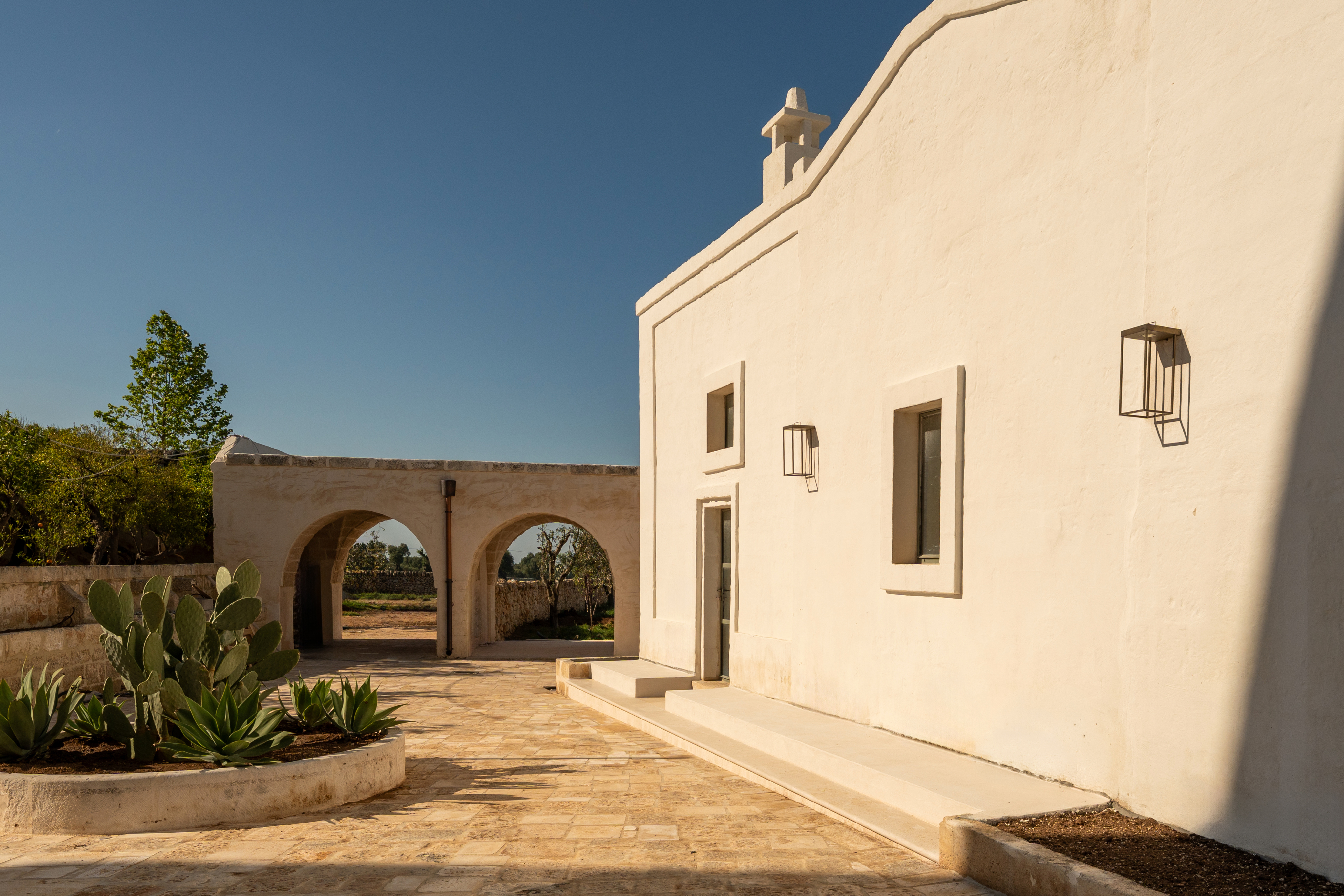 Cortile della masseria con archi in pietra