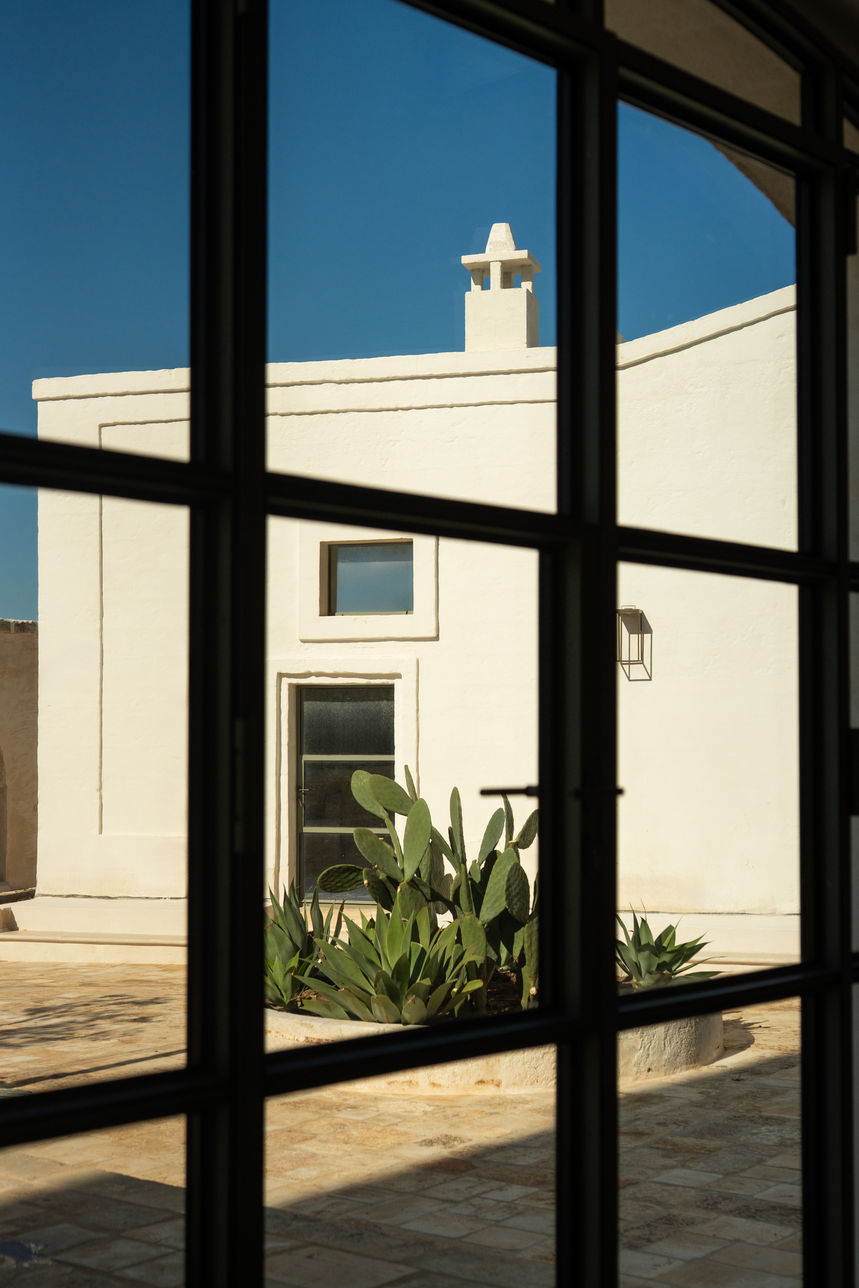 Vista dalla finestra sul cortile della masseria